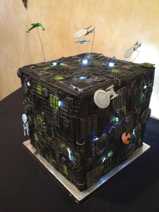 Illustration for article titled We can't resist this massive Borg Cube wedding cake